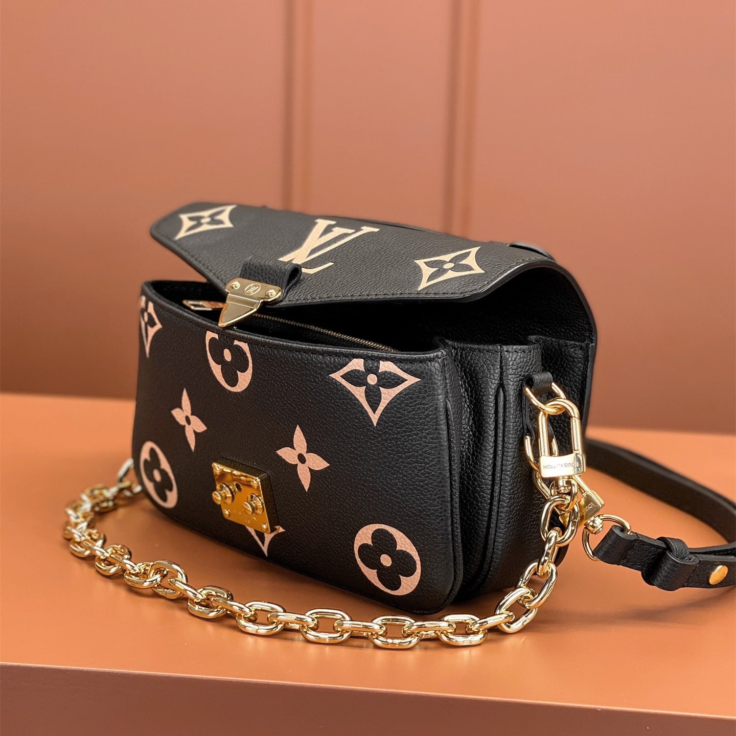 Louis Vuitton PochetteMetisEastWest M46596