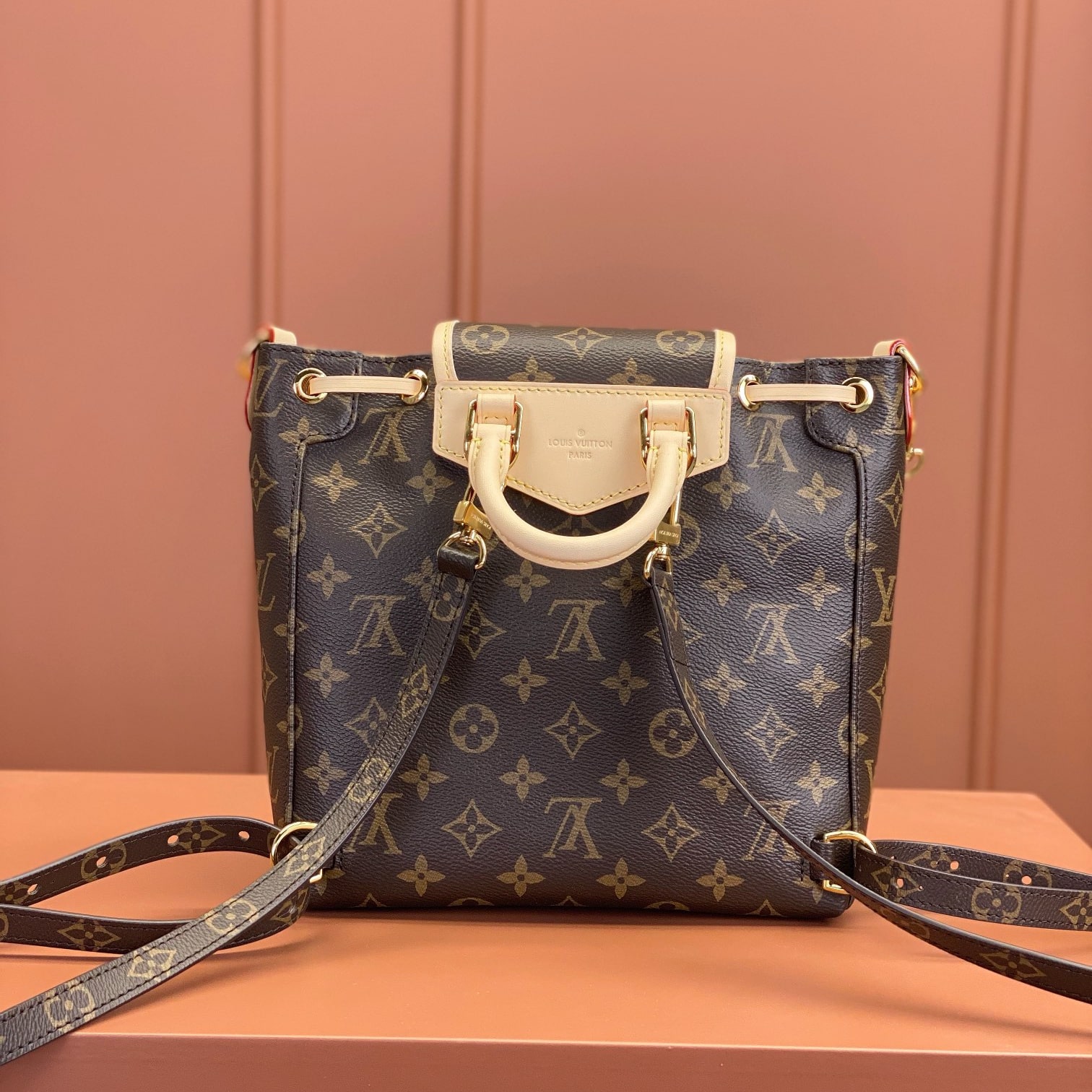 Louis Vuitton Excursion M46932