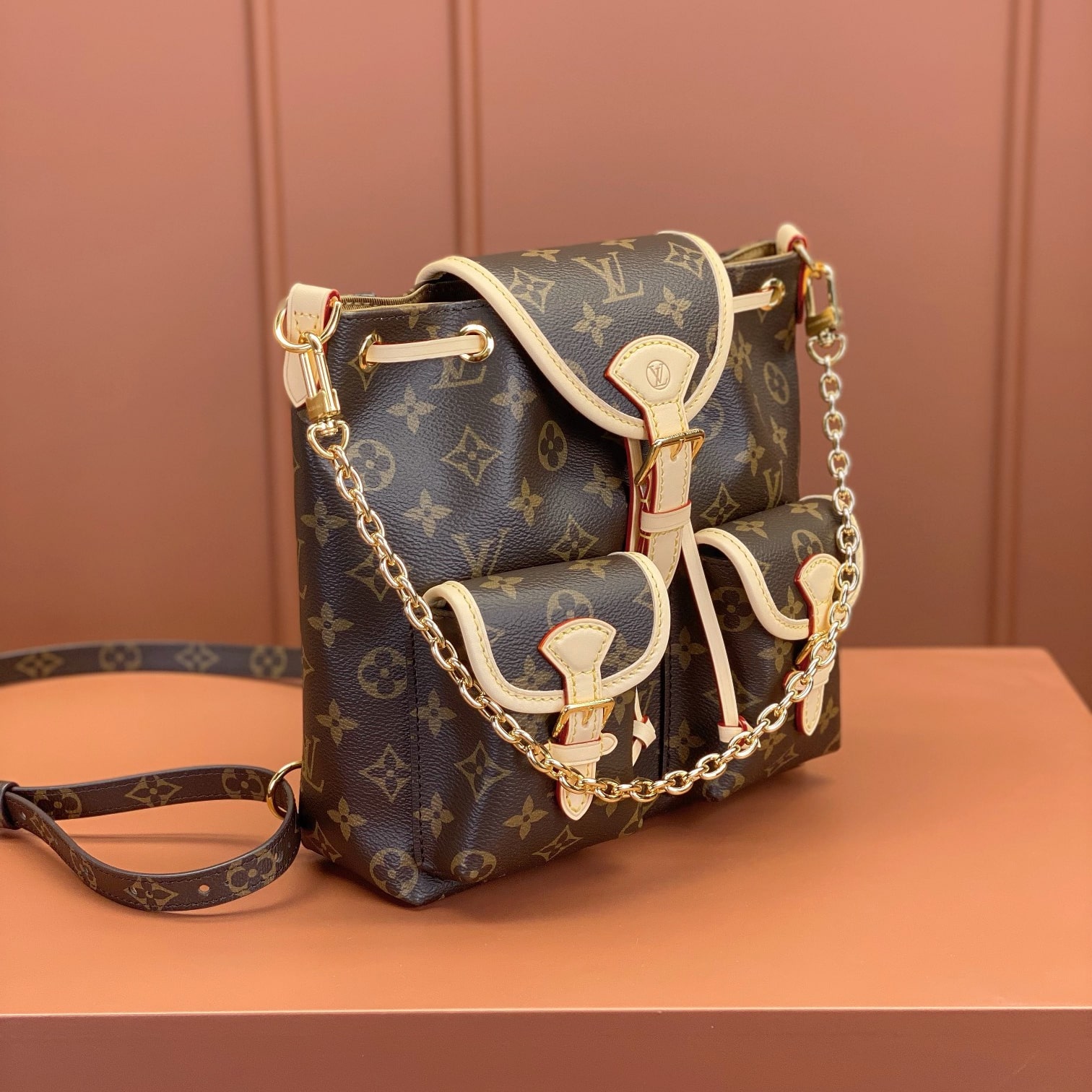 Louis Vuitton Excursion M46932