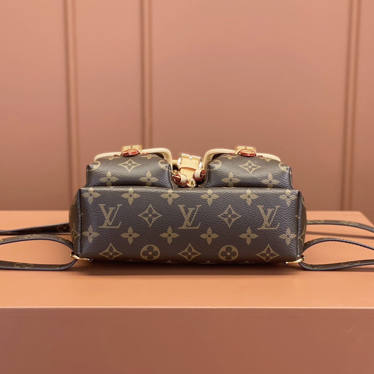 Louis Vuitton Excursion M46932