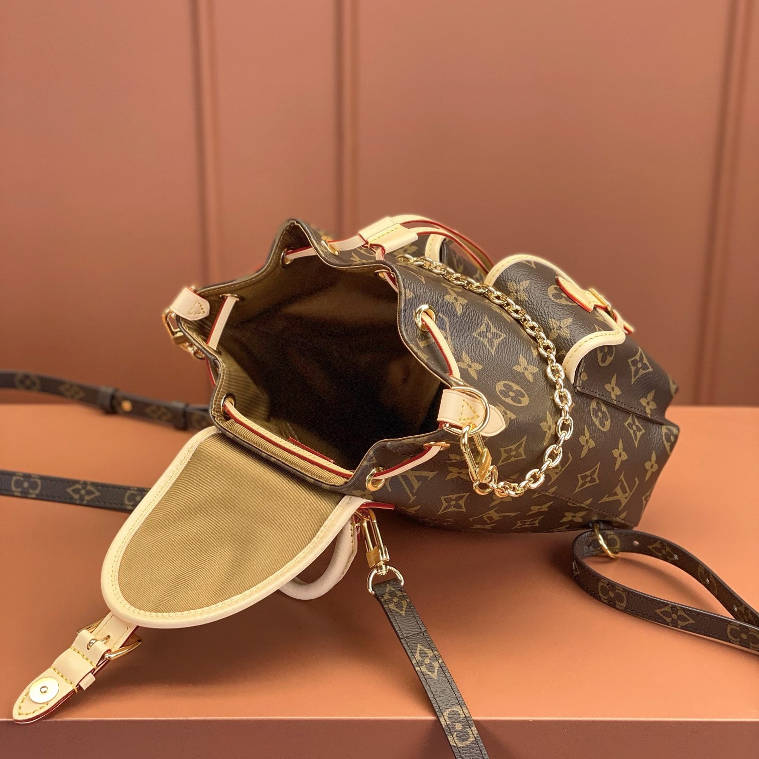 Louis Vuitton Excursion M46932