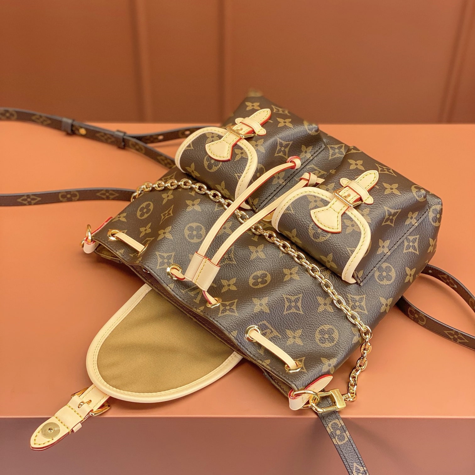 Louis Vuitton Excursion M46932