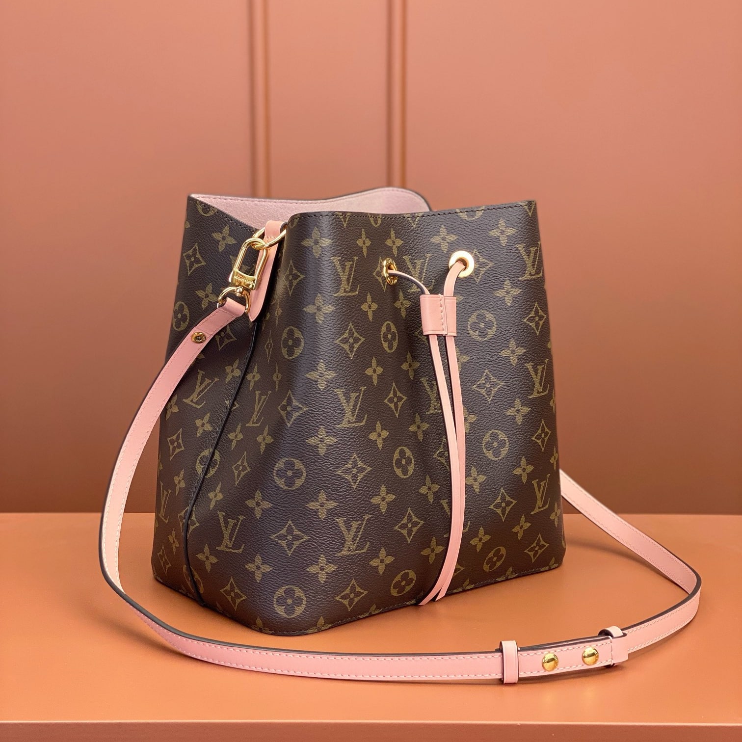 Louis Vuitton Neonoe M44022