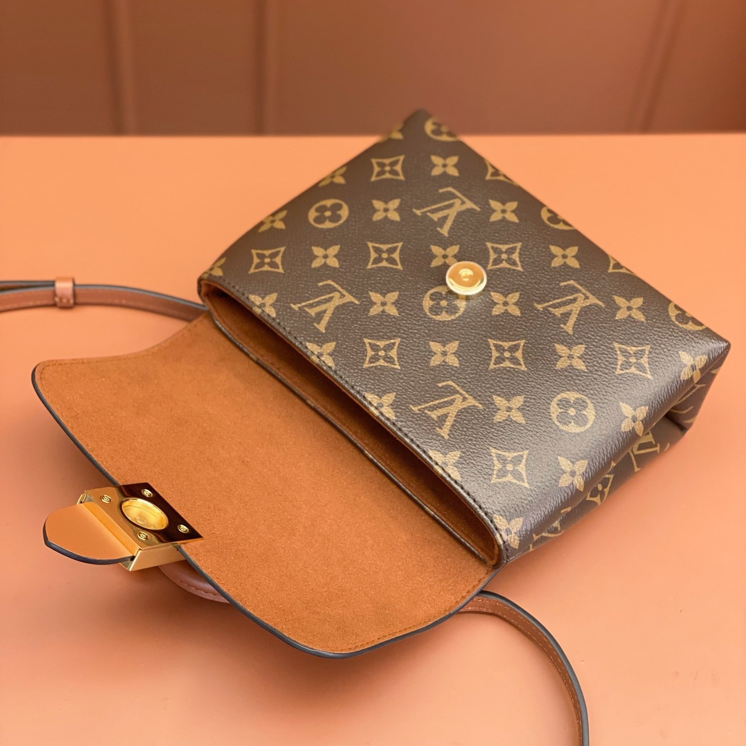 Louis Vuitton LockyBB M44654 