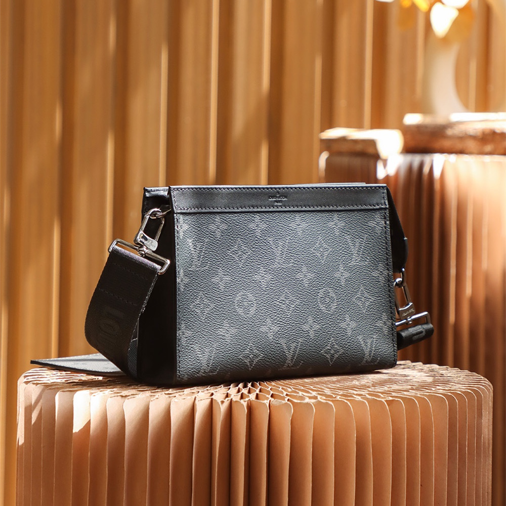 Louis Vuitton Caston Wearable Wallet M81124